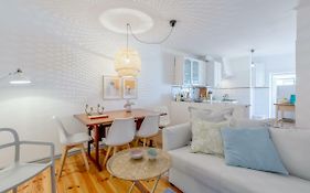 Bright & Spacious Alfama Apartment, By Timecooler